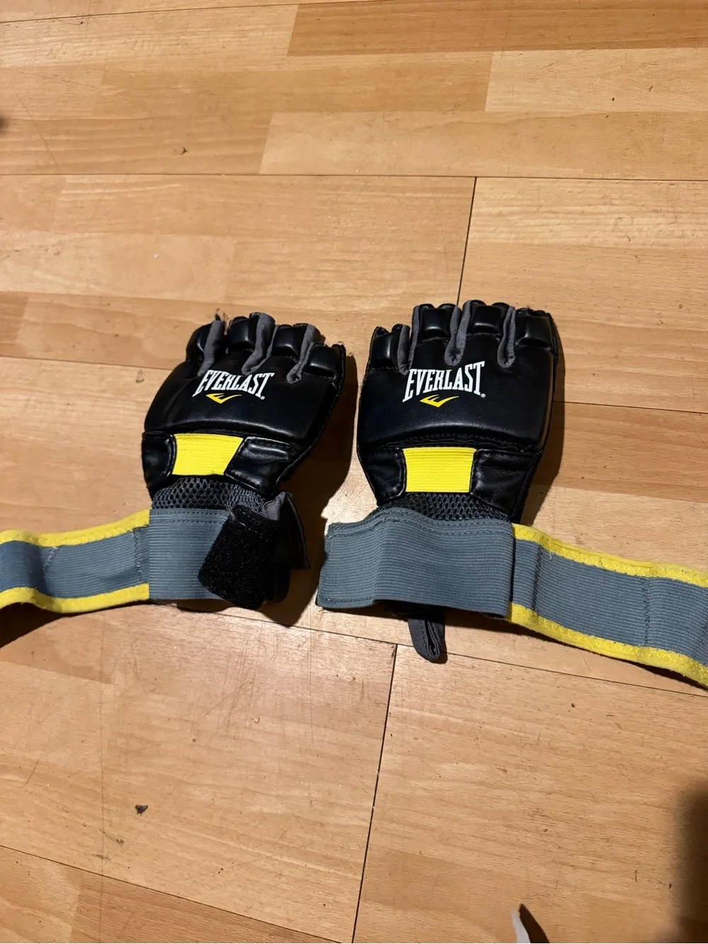 Everlast Cardio Kickboxing Black/Yellow MMA Training Fingerless Gloves Straps S